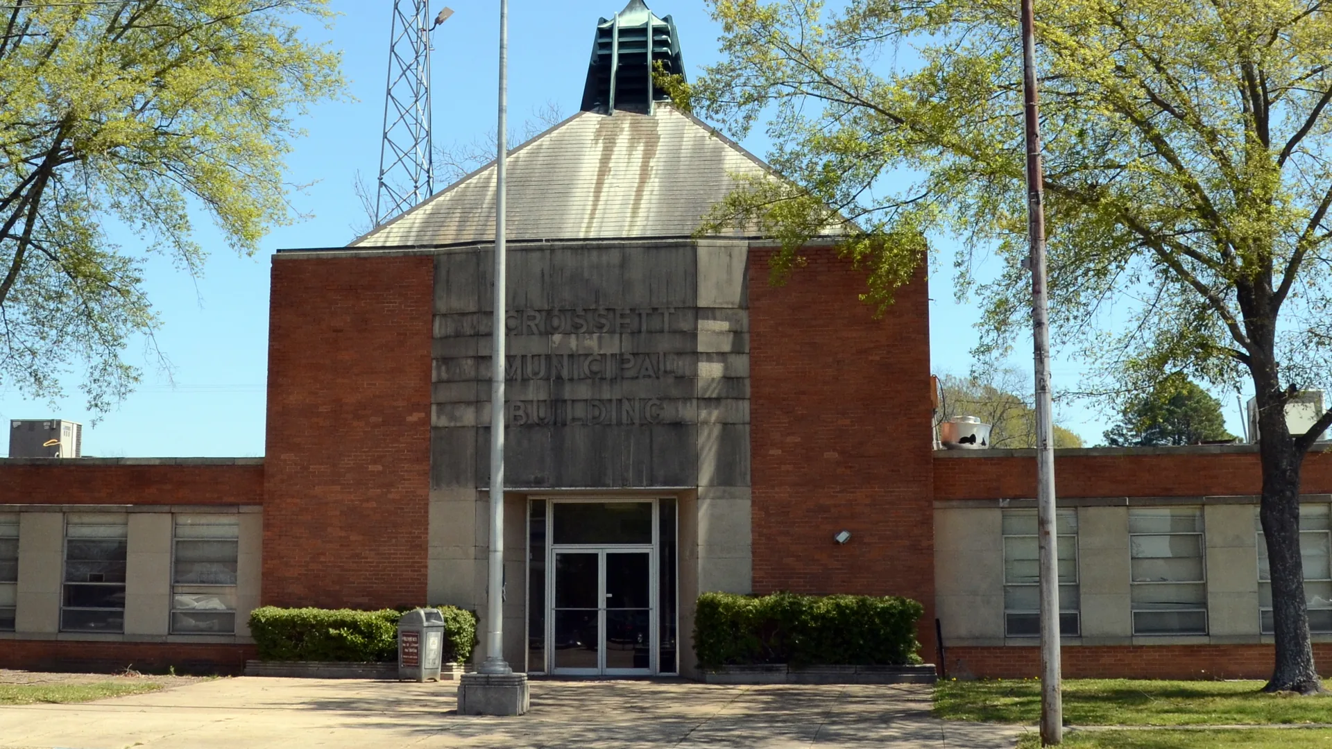 Crossett Municipal Building on Main Street, which houses Crossett Police Department in its north wing