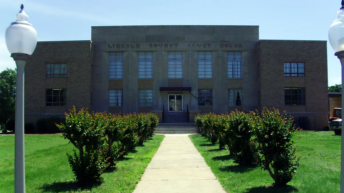 Front walkway leading to the Lincoln County Courthouse in Star City, Arkansas